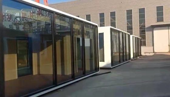 サンドイッチ パネル20FTのプレハブのモジュラー オフィスは輸送箱の家を組立て式に作った