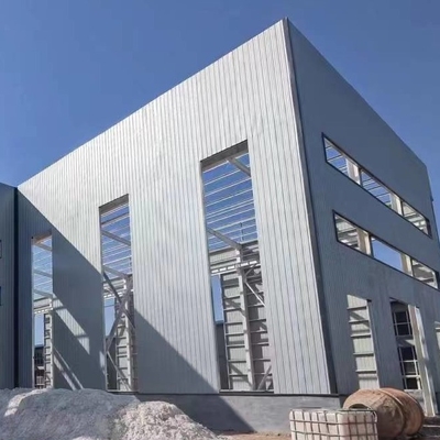 多彩なクラッディングの鋼鉄研修会の建物は高力構造を組立て式に作った